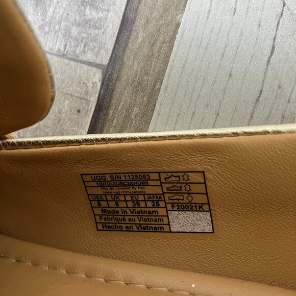 Ugg Shoes Loafers Sz 8 Leather Gold Metallic Slip On Casual Careerwear Glam - Picture 9 of 10